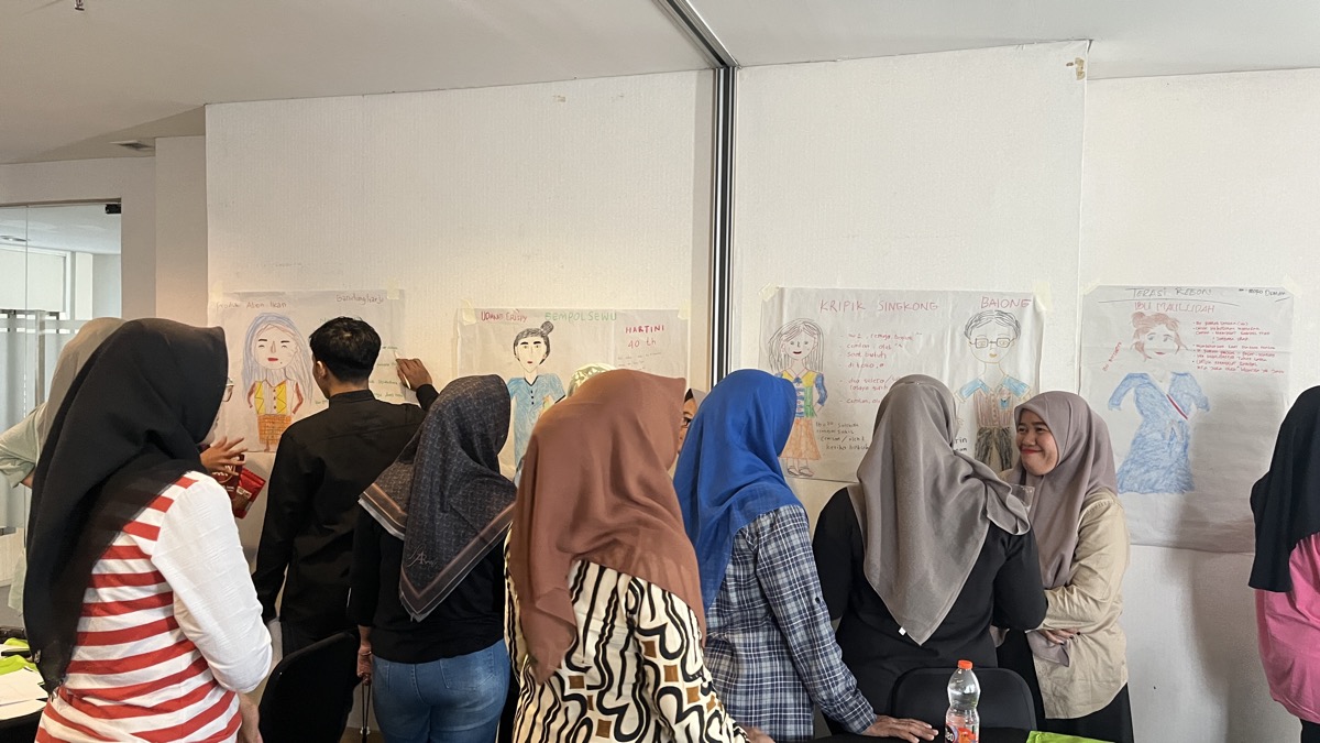 Interactive drawing workshop with fisherwomen entrepreneurs